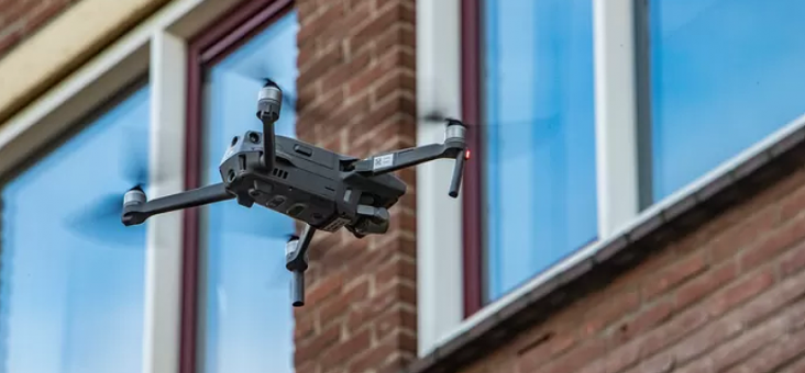 Drone bij raam